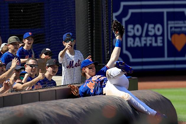 MLB, Baseball Herren, USA San Francisco Giants Vs. New York Mets New York Mets 3B Brett Baty 22 is catching a popup on top of the tarp during the ninth inning of the baseball game against the San Francisco Giants at Citi Field in Corona, N.Y., on May 26, 2024. New York N.Y. United States  Copyright: xGordonxDonovanx originalFilename:donovan-sanfranc240526_npxY0.jpg