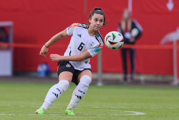 v.li.: Lena Oberdorf (Deutschland, DFB, 6) am Ball, Freisteller, Einzelbild, Ganzkörper, Aktion, Action, Spielszene, 31.05.2024, Rostock (Deutschland), Fussball, EM-Qualifikation Frauen, Deutschland - Polen
