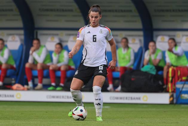 v.li.: Lena Oberdorf (Deutschland, DFB, 6) am Ball, Freisteller, Einzelbild, Ganzkörper, Aktion, Action, Spielszene, 31.05.2024, Rostock (Deutschland), Fussball, EM-Qualifikation Frauen, Deutschland - Polen