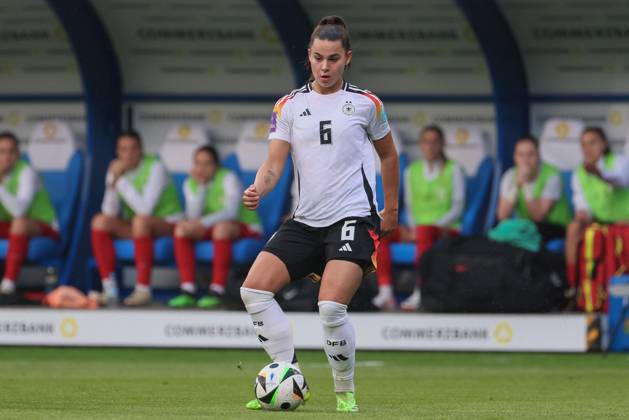 v.li.: Lena Oberdorf (Deutschland, DFB, 6) am Ball, Freisteller, Einzelbild, Ganzkörper, Aktion, Action, Spielszene, 31.05.2024, Rostock (Deutschland), Fussball, EM-Qualifikation Frauen, Deutschland - Polen