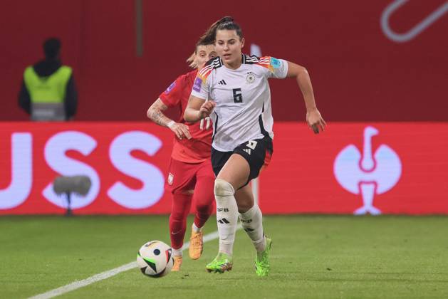 v.li.: Lena Oberdorf (Deutschland, DFB, 6) am Ball, Einzelbild, Ganzkörper, Aktion, Action, Spielszene, 31.05.2024, Rostock (Deutschland), Fussball, EM-Qualifikation Frauen, Deutschland - Polen