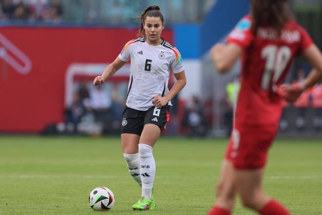 v.li.: Lena Oberdorf (Deutschland, DFB, 6) am Ball, Einzelbild, Ganzkörper, Aktion, Action, Spielszene, 31.05.2024, Rostock (Deutschland), Fussball, EM-Qualifikation Frauen, Deutschland - Polen