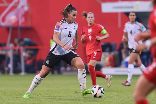 v.li.: Lena Oberdorf (Deutschland, DFB, 6) am Ball, Einzelbild, Ganzkörper, Aktion, Action, Spielszene, 31.05.2024, Rostock (Deutschland), Fussball, EM-Qualifikation Frauen, Deutschland - Polen