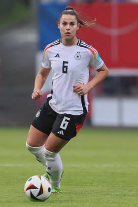 v.li.: Lena Oberdorf (Deutschland, DFB, 6) am Ball, Freisteller, Einzelbild, Ganzkörper, Aktion, Action, Spielszene, 31.05.2024, Rostock (Deutschland), Fussball, EM-Qualifikation Frauen, Deutschland - Polen