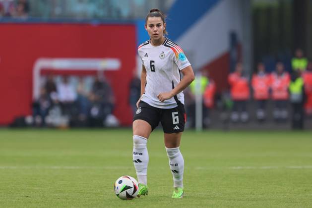 v.li.: Lena Oberdorf (Deutschland, DFB, 6) am Ball, Freisteller, Einzelbild, Ganzkörper, Aktion, Action, Spielszene, 31.05.2024, Rostock (Deutschland), Fussball, EM-Qualifikation Frauen, Deutschland - Polen
