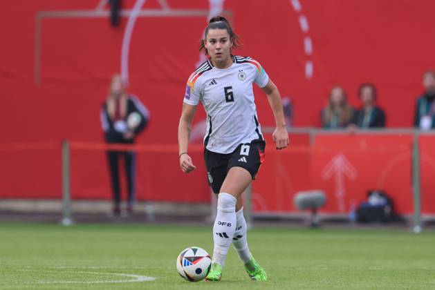 v.li.: Lena Oberdorf (Deutschland, DFB, 6) am Ball, Freisteller, Einzelbild, Ganzkörper, Aktion, Action, Spielszene, 31.05.2024, Rostock (Deutschland), Fussball, EM-Qualifikation Frauen, Deutschland - Polen