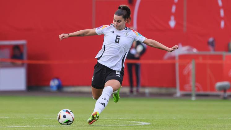 v.li.: Lena Oberdorf (Deutschland, DFB, 6) am Ball, Freisteller, Einzelbild, Ganzkörper, Aktion, Action, Spielszene, 31.05.2024, Rostock (Deutschland), Fussball, EM-Qualifikation Frauen, Deutschland - Polen
