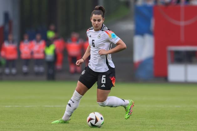 v.li.: Lena Oberdorf (Deutschland, DFB, 6) am Ball, Freisteller, Einzelbild, Ganzkörper, Aktion, Action, Spielszene, 31.05.2024, Rostock (Deutschland), Fussball, EM-Qualifikation Frauen, Deutschland - Polen