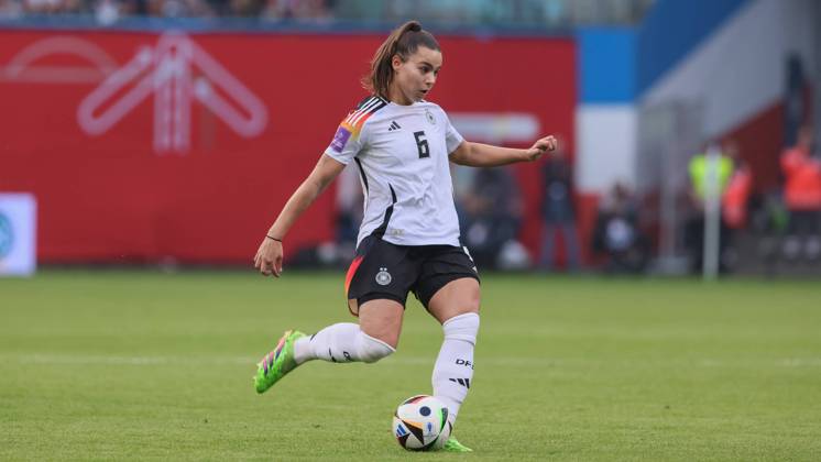 v.li.: Lena Oberdorf (Deutschland, DFB, 6) am Ball, Freisteller, Einzelbild, Ganzkörper, Aktion, Action, Spielszene, 31.05.2024, Rostock (Deutschland), Fussball, EM-Qualifikation Frauen, Deutschland - Polen