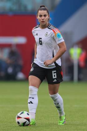 v.li.: Lena Oberdorf (Deutschland, DFB, 6) am Ball, Freisteller, Einzelbild, Ganzkörper, Aktion, Action, Spielszene, 31.05.2024, Rostock (Deutschland), Fussball, EM-Qualifikation Frauen, Deutschland - Polen