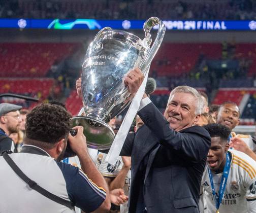 Bilder des Jahres 2024, Sport 06 Juni Sport Themen der Woche KW22 Sport Bilder des Tages Fussball, Herren, Saison 2023 2024, Champions League (Finale), Borussia Dortmund - Real Madrid, Trainer Carlo Ancelotti (Real Madrid) mit Trophäe, Siegerfoto mit Pokal, 01.06.2024, Copyright: xSebastianxRäppold MatthiasxKochx