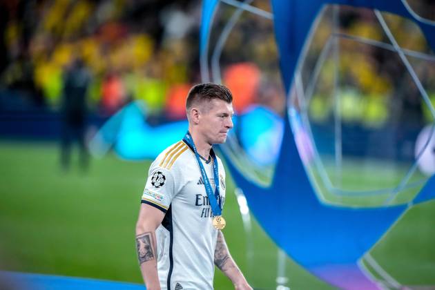 UEFA Champions League 2024 Final: Borussia Dortmund vs. Real Madrid Toni Kroos looks emotional picking up his last winners medal as a Real Madrid player, as Real Madrid win their 15th Champions League trophy after the UEFA Champions League final match between Borussia Dortmund and Real Madrid on 1 June 2024, in London, United Kingdom London Wembley Stadium United Kingdom Copyright: xAlexandraxFechetex _ADR207901