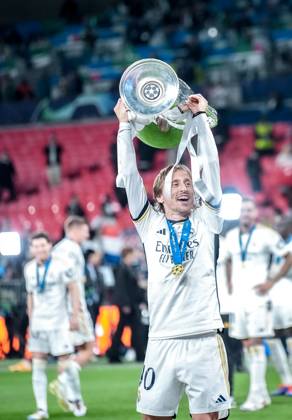 UEFA Champions League 2024 Final: Borussia Dortmund vs. Real Madrid Luka Modric lifts the trophy up in the air, as Real Madrid win their 15th Champions League title after the UEFA Champions League final match between Borussia Dortmund and Real Madrid on 1 June 2024, in London, United Kingdom London Wembley Stadium United Kingdom Copyright: xAlexandraxFechetex DSC0202401