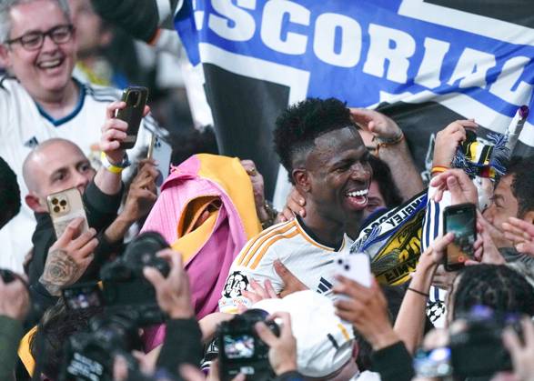 UEFA Champions League 2024 Final: Borussia Dortmund vs. Real Madrid Vinicius Junior goes to celebrate with the fans, as Real Madrid win their 15th Champions League trophy after the UEFA Champions League final match between Borussia Dortmund and Real Madrid on 1 June 2024, in London, United Kingdom London Wembley Stadium United Kingdom Copyright: xAlexandraxFechetex _ADR183901