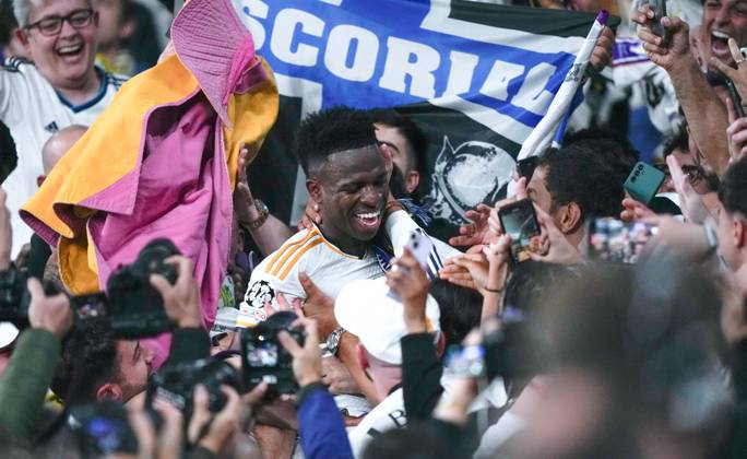 UEFA Champions League 2024 Final: Borussia Dortmund vs. Real Madrid Vinicius Junior goes to celebrate with the fans, as Real Madrid win their 15th Champions League trophy after the UEFA Champions League final match between Borussia Dortmund and Real Madrid on 1 June 2024, in London, United Kingdom London Wembley Stadium United Kingdom Copyright: xAlexandraxFechetex _ADR184201