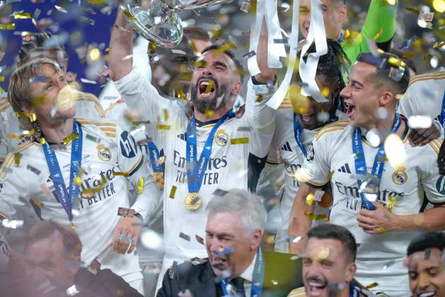 UEFA Champions League 2024 Final: Borussia Dortmund vs. Real Madrid Players lift up the trophy, as Real Madrid win their 15th Champions League title after the UEFA Champions League final match between Borussia Dortmund and Real Madrid on 1 June 2024, in London, United Kingdom London Wembley Stadium United Kingdom Copyright: xAlexandraxFechetex _ADR212201