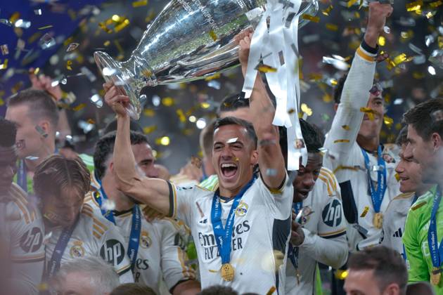 UEFA Champions League 2024 Final: Borussia Dortmund vs. Real Madrid Players lift up the trophy, as Real Madrid win their 15th Champions League title after the UEFA Champions League final match between Borussia Dortmund and Real Madrid on 1 June 2024, in London, United Kingdom London Wembley Stadium United Kingdom Copyright: xAlexandraxFechetex _ADR214601