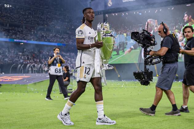 Real Madrid UEFA Champions League Trophy Parade 2024 Eduardo Camavinga of Real Madrid seen walking with the Champions League trophy at Santiago Bernabeu Stadium during Real Madrid UEFA Champions League Trophy Parade on June 2, 2024 in Madrid, Spain. Madrid Estadio Santiago Bernabeu Madrid Spain Copyright: xAlbertoxGardinx AGardin_20240602_Football_Champions_Real_Madrid_8