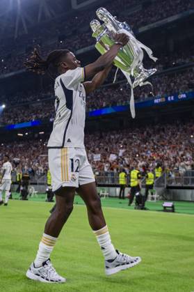 Real Madrid UEFA Champions League Trophy Parade 2024 Eduardo Camavinga of Real Madrid seen showing the Champions League trophy to the fans at Santiago Bernabeu Stadium during Real Madrid UEFA Champions League Trophy Parade on June 2, 2024 in Madrid, Spain. Madrid Estadio Santiago Bernabeu Madrid Spain Copyright: xAlbertoxGardinx AGardin_20240602_Football_Champions_Real_Madrid_9
