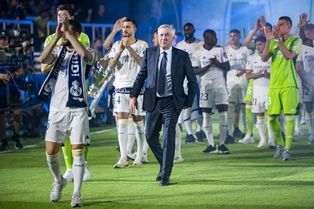 Real Madrid UEFA Champions League Trophy Parade 2024 Carlo Ancelotti, coach of Real Madrid, seen walking with his players at Santiago Bernabeu Stadium during Real Madrid UEFA Champions League Trophy Parade on June 2, 2024 in Madrid, Spain. Madrid Estadio Santiago Bernabeu Madrid Spain Copyright: xAlbertoxGardinx AGardin_20240602_Football_Champions_Real_Madrid_33