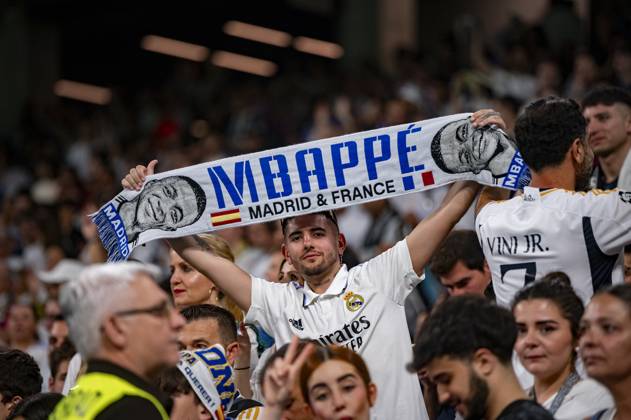 Real Madrid UEFA Champions League Trophy Parade 2024 A Real Madrid fan with a scarf showing the face of Kylian Mbappe during Real Madrid UEFA Champions League Trophy Parade on June 2, 2024 in Madrid, Spain. Madrid Estadio Santiago Bernabeu Madrid Spain Copyright: xAlbertoxGardinx AGardin_20240602_Football_Champions_Real_Madrid_35