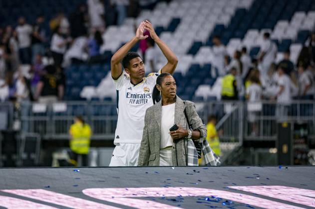 Real Madrid UEFA Champions League Trophy Parade 2024 Jude Bellingham of Real Madrid (L) with his mother Denise Bellingham (R) seen at Santiago Bernabeu stadium during Real Madrid UEFA Champions League Trophy Parade on June 2, 2024 in Madrid, Spain. Madrid Estadio Santiago Bernabeu Madrid Spain Copyright: xAlbertoxGardinx AGardin_20240602_Football_Champions_Real_Madrid_36