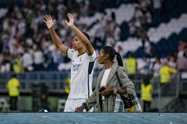 Real Madrid UEFA Champions League Trophy Parade 2024 Jude Bellingham of Real Madrid (L) with his mother Denise Bellingham (R) seen at Santiago Bernabeu stadium during Real Madrid UEFA Champions League Trophy Parade on June 2, 2024 in Madrid, Spain. Madrid Estadio Santiago Bernabeu Madrid Spain Copyright: xAlbertoxGardinx AGardin_20240602_Football_Champions_Real_Madrid_38