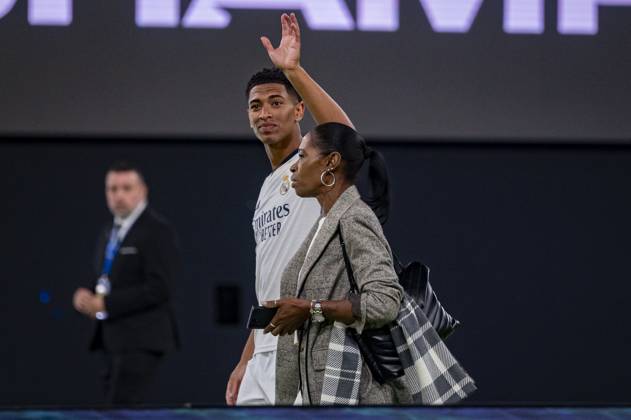 Real Madrid UEFA Champions League Trophy Parade 2024 Jude Bellingham of Real Madrid (L) with his mother Denise Bellingham (R) seen at Santiago Bernabeu stadium during Real Madrid UEFA Champions League Trophy Parade on June 2, 2024 in Madrid, Spain. Madrid Estadio Santiago Bernabeu Madrid Spain Copyright: xAlbertoxGardinx AGardin_20240602_Football_Champions_Real_Madrid_39