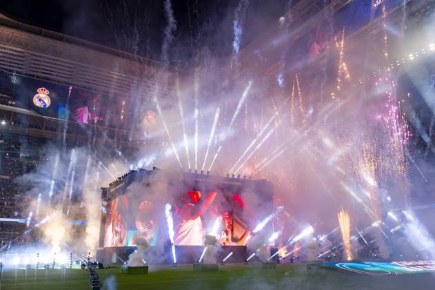 Real Madrid UEFA Champions League Trophy Parade 2024 A general view of Santiago Bernabeu stadium with fireworks during Real Madrid UEFA Champions League Trophy Parade on June 2, 2024 in Madrid, Spain. Madrid Estadio Santiago Bernabeu Madrid Spain Copyright: xAlbertoxGardinx AGardin_20240602_Football_Champions_Real_Madrid_45
