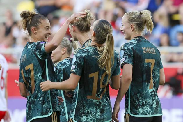 Bilder des Jahres 2024, Sport 06 Juni Sport Themen der Woche KW23 Sport Bilder des Tages Klara Buehl (Germany) bejubelt ihren Treffer zum 1:3 mit Felicitas Rauch (Germany), Alexandra Popp (Germany) und Lea Schueller (Germany), Womens European Qualifiers - Group A4, Poland vs Germany, Stadion Miejski w Gdyni, 04.06.2024, Gdynia, Polen.