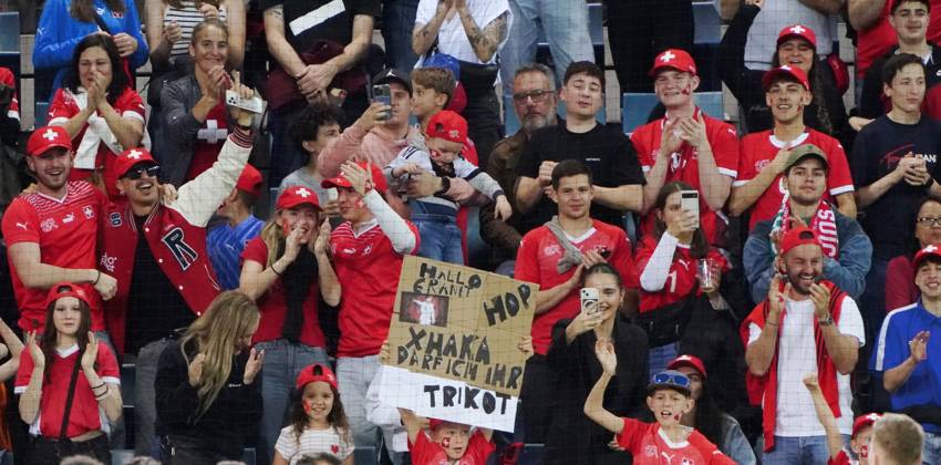 Anton Geisser 04.06.2024 Luzern.Schweiz. Fussball Laenderspiel Schweiz -Estland 4:0 .Bild : Jugendlicher Schweizer Fussballfan will das Trikot von Granit Xhaka Aktion