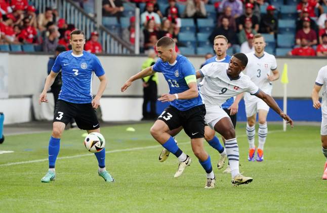 Anton Geisser 04.06.2024 Luzern.Schweiz. Fussball Laenderspiel Schweiz -Estland 4:0 .Bild :Kwadwo Duah (SUI) gegen Artur Pikk und Maksim Paskotsi (EST) Aktion