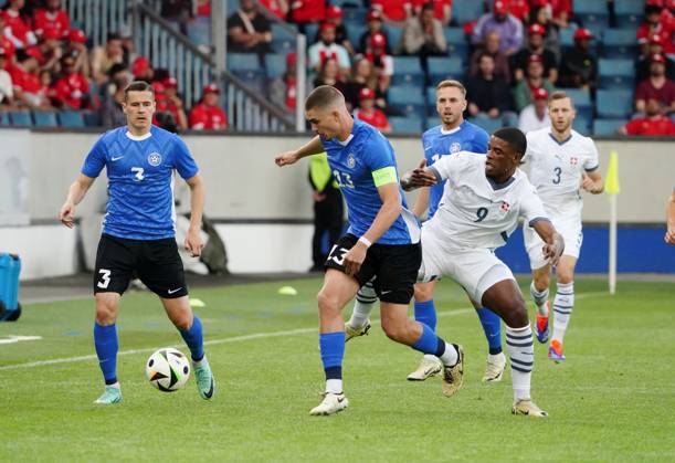Anton Geisser 04.06.2024 Luzern.Schweiz. Fussball Laenderspiel Schweiz -Estland 4:0 .Bild :Kwadwo Duah (SUI) gegen Artur Pikk und Maksim Paskotsi (EST) Aktion