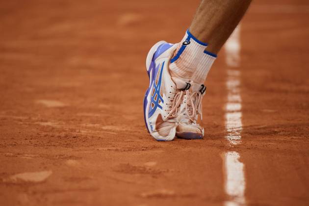 Bilder des Jahres 2024, Sport 06 Juni Sport Themen der Woche KW23 Sport Bilder des Tages (240606) -- PARIS, June 6, 2024 -- Alex de Minaur serves during the men s singles quarterfinal match between Alexander Zverev of Germany and Alex de Minaur of Australia at the French Open tennis tournament at Roland Garros, Paris, France, June 5, 2024. ) (SP)FRANCE-PARIS-TENNIS-FRENCH OPEN-MEN S SINGLES MengxDingbo 