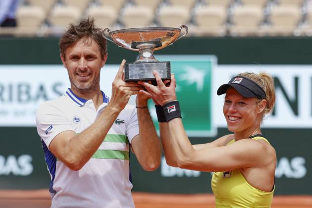 Sport Bilder des Tages Laura Siegemund (GER), Edouard Roger-Vasselin (FRA), Mixed Doubles, Siegerehrung, Praesentation Tennis - French Open 2024 - Roland Garros - Paris - - France - 6 June 2024. Copyright: xJuergenxHasenkopfx