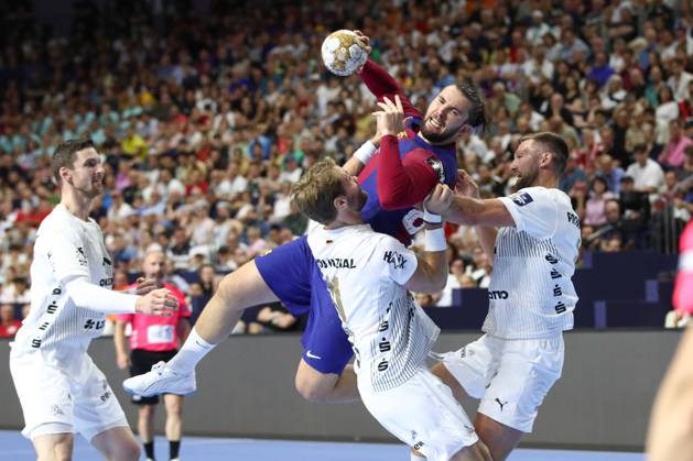 Bilder des Jahres 2024, Sport 06 Juni Sport Themen der Woche KW23 Sport Bilder des Tages 08.06.2024, xtgx, Handball, EHF Champions League - Halbfinale, FC Barcelona, Barca - THW Kiel v.l. Petter Overby (Kiel, 11), Luis Fraude (Barcelona, 82), Harald Reinkind (Kiel, 6) Zweikampf, Duell, Kampf, tackle Koeln