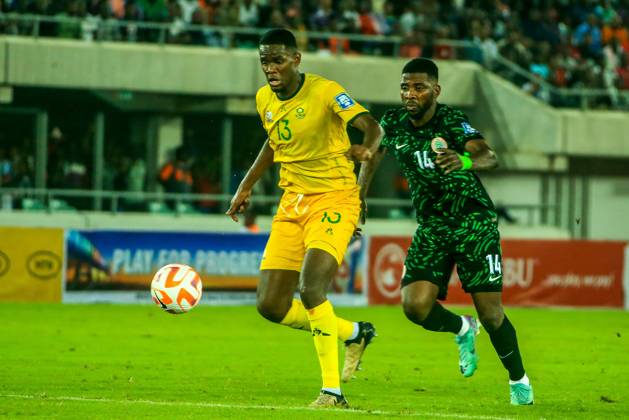 UYO, NIGERIA - JUNE 7: Yaya Sithole of South Africa and Kelechi Iheanacho of Nigeria during the 2026 FIFA World Cup, WM, Weltmeisterschaft, Fussball Qualifier match between Nigeria and South Africa at Goodswill Akpabio International Stadium on June 7, 2024 in Uyo, Nigeria. Photo by Oty Silas Copyright: xShengolpixsx