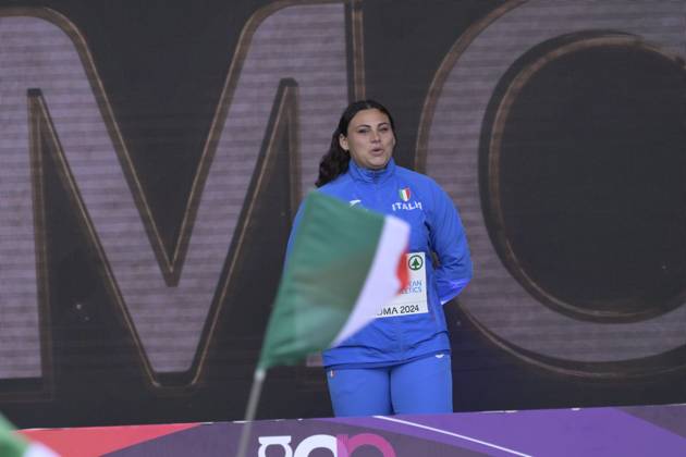 Leichtathletik, EM in Rom, Hammerwurf der Frauen, Siegerehrung Gold medalist Sara Fantini of Team Italy poses for a photo on the podium during the medal ceremony for the Women& x2019;s Hammer Throw Final during the 26th edition of Rome 2024 European Athletics Championships at the Olympic Stadium in Rome, Italy - Tuesday, June 11, 2024 - Athletics  Copyright: xFabrizioxCorradetti LaPressex
