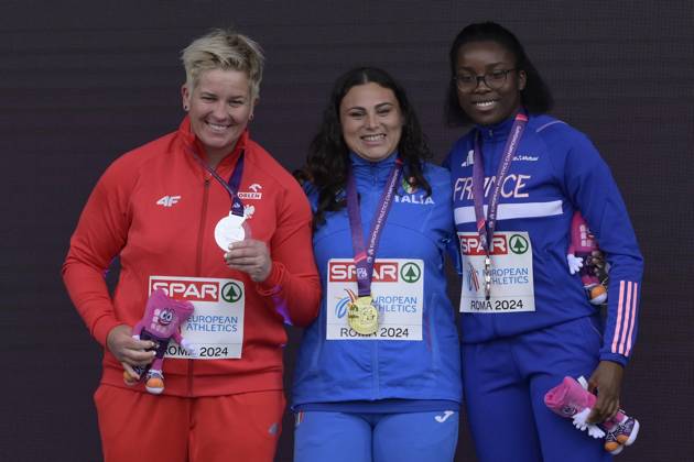 Leichtathletik, EM in Rom, Hammerwurf der Frauen, Siegerehrung Silver medallist Poland s athlete Anita Wlodarczyk, gold medallist Italy s Sara Fantini and bronze medallist France s Rose Loga celebrate during the 26th edition of Rome 2024 European Athletics Championships at the Olympic Stadium in Rome, Italy - Tuesday, June 11, 2024 - Athletics  Copyright: xFabrizioxCorradetti LaPressex