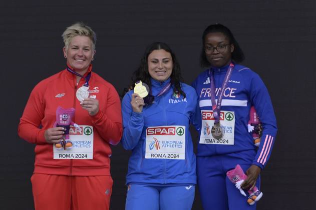 Leichtathletik, EM in Rom, Hammerwurf der Frauen, Siegerehrung Silver medallist Poland s athlete Anita Wlodarczyk, gold medallist Italy s Sara Fantini and bronze medallist France s Rose Loga celebrate during the 26th edition of Rome 2024 European Athletics Championships at the Olympic Stadium in Rome, Italy - Tuesday, June 11, 2024 - Athletics  Copyright: xFabrizioxCorradetti LaPressex