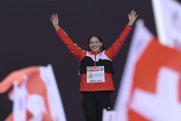 Leichtathletik, EM in Rom, Stabhochsprung der Frauen, Siegerehrung Gold medallist Switzerland s Angelica Moser celebrates during the medal ceremony for the women s pole vault during the 26th edition of Rome 2024 European Athletics Championships at the Olympic Stadium in Rome, Italy - Tuesday, June 11, 2024 - Athletics  Copyright: xFabrizioxCorradetti LaPressex