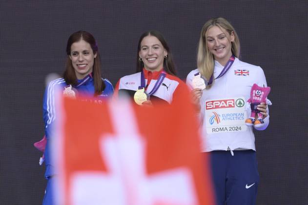Leichtathletik, EM in Rom, Stabhochsprung der Frauen, Siegerehrung Silver medallist Greece s Aikaterini Stefanidi, gold medallist Switzerland s Angelica Moser and bronze medallist Britain s Molly Caudery celebrate during the medal ceremony for the women s pole vault during the 26th edition of Rome 2024 European Athletics Championships at the Olympic Stadium in Rome, Italy - Tuesday, June 11, 2024 - Athletics  Copyright: xFabrizioxCorradetti LaPressex