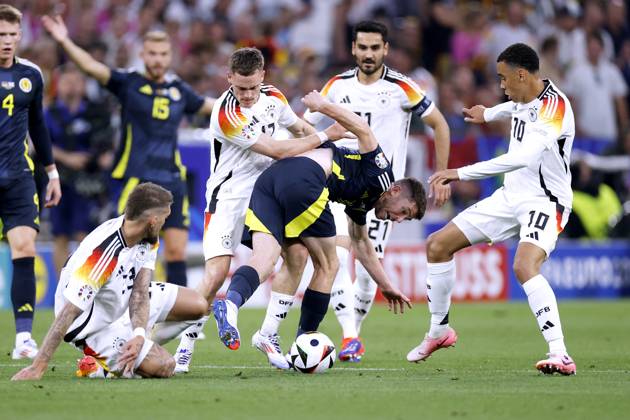 Bilder des Jahres 2024, Sport 06 Juni Sport Themen der Woche KW24 WIRTZ Florian Team Deutschland mit MUSIALA Jamal und CHRISTIE Ryan UEFA Fussball Eueropameisterschaften 2024 in Deutschland Eroeffnungsspiel Deutschland - Schottland am 14.06. 2024in München DFL REGULATIONS PROHIBIT ANY USE OF PHOTOGRAPHS as IMAGE SEQUENCES and or QUASI-VIDEO Copyright: xLacixPerenyix