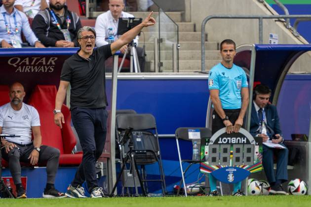 GER, EURO 2024, Group A, Ungarn (HUN) vs Schweiz (SUI) 15.06.2024, Cologne Stadium, Koeln, GER, EURO 2024, Group A, Ungarn (HUN) vs Schweiz (SUI) Im Bild: Murat Yakin (Schweiz SUI, Head coach) zeigt, brüllt, schreit, Gestik, Mimik, Emotionen; Einzelaktion, Ganzkörper Ganzkoerper; Freisteller, Einzelbild, Aktion, Action, Spielszene;