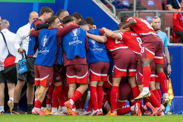 GER, EURO 2024, Group A, Ungarn (HUN) vs Schweiz (SUI) 15.06.2024, Cologne Stadium, Koeln, GER, EURO 2024, Group A, Ungarn (HUN) vs Schweiz (SUI) Im Bild: Jubel nach dem Tor zum 0 : 2 ;Torjubel Jubel; jubelt; jubeln; Michel Aebischer (Schweiz SUI, 20) Gestik, Mimik, Emotionen; Einzelaktion, Ganzkörper Ganzkoerper; die gesamte Schweizer Mannschaft