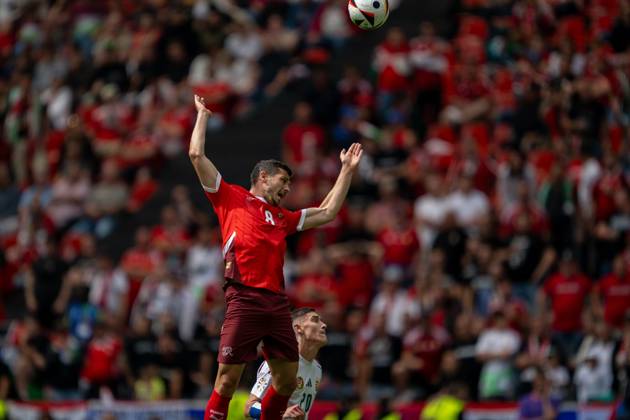 GER, EURO 2024, Group A, Ungarn (HUN) vs Schweiz (SUI) 15.06.2024, Cologne Stadium, Koeln, GER, EURO 2024, Group A, Ungarn (HUN) vs Schweiz (SUI) Im Bild: Remo Freuler (Schweiz SUI, 08) Kopfball Kopfballduell; Dynamik, Aktion, Action, Spielszene; Roland Sallai (Ungarn HUN, 20)