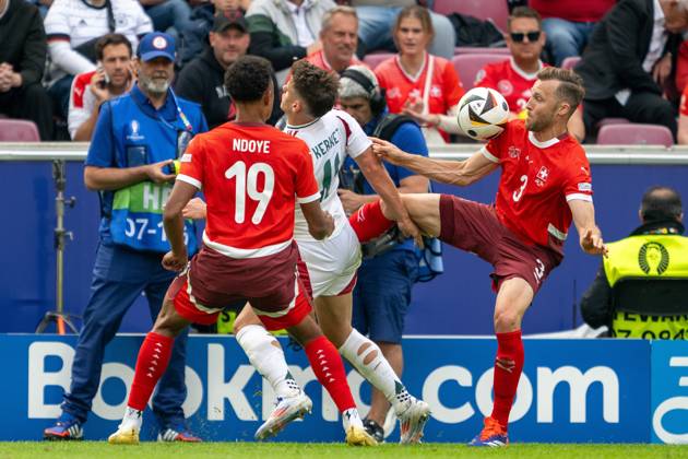 GER, EURO 2024, Group A, Ungarn (HUN) vs Schweiz (SUI) 15.06.2024, Cologne Stadium, Koeln, GER, EURO 2024, Group A, Ungarn (HUN) vs Schweiz (SUI) Im Bild: Silvan Widmer (Schweiz SUI, 03) im Zweikampf, Duell, Dynamik, Aktion, Action, Spielszene; mit Milos Kerkez (Ungarn HUN, 11) und Dan Ndoye (Schweiz SUI, 19)