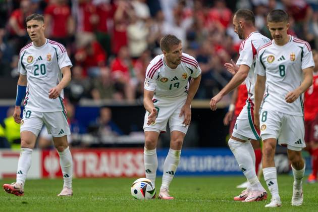 GER, EURO 2024, Group A, Ungarn (HUN) vs Schweiz (SUI) 15.06.2024, Cologne Stadium, Koeln, GER, EURO 2024, Group A, Ungarn (HUN) vs Schweiz (SUI) Im Bild: Barnabas Varga (Ungarn HUN, 19) bringt den Ball zum Anstosspunkt Gestik, Mimik, Emotionen; Adam Nagy (Ungarn HUN, 08) Roland Sallai (Ungarn HUN, 20)