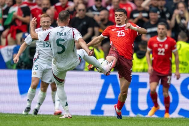 GER, EURO 2024, Group A, Ungarn (HUN) vs Schweiz (SUI) 15.06.2024, Cologne Stadium, Koeln, GER, EURO 2024, Group A, Ungarn (HUN) vs Schweiz (SUI) Im Bild: Zeki Amdouni (Schweiz SUI, 25) im Zweikampf, Duell, Dynamik, Aktion, Action, Spielszene; Manuel Akanji (Schweiz SUI, 05) mit Ball; Gestik, Mimik, Emotionen;