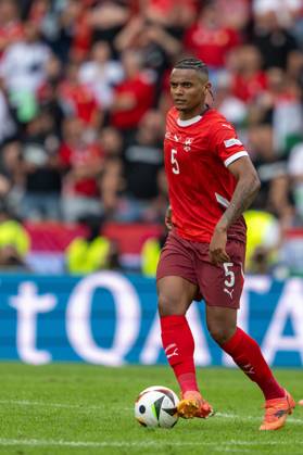 GER, EURO 2024, Group A, Ungarn (HUN) vs Schweiz (SUI) 15.06.2024, Cologne Stadium, Koeln, GER, EURO 2024, Group A, Ungarn (HUN) vs Schweiz (SUI) Im Bild: Manuel Akanji (Schweiz SUI, 05) Einzelaktion, Ganzkörper Ganzkoerper; Freisteller, Einzelbild, Aktion, Action, Spielszene; mit Ball;